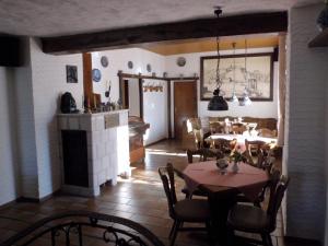 A kitchen or kitchenette at Hotel Restaurant Zur Pfanne