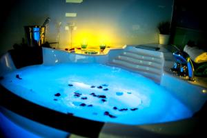 Снимка в галерията на Jacuzzi Apartment Zen в Краков