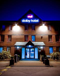 un hotel con un cartello sulla parte anteriore di The Dolby Hotel Liverpool - Free city centre parking a Liverpool