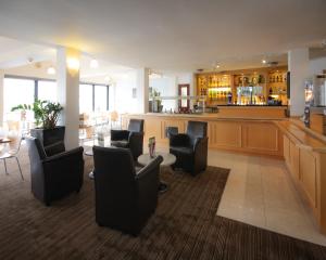 una sala d'attesa con sedie nere e un bar di The Dolby Hotel Liverpool - Free city centre parking a Liverpool