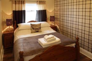 um quarto com uma cama com duas toalhas em The Windmill Inn - Whitby em Whitby