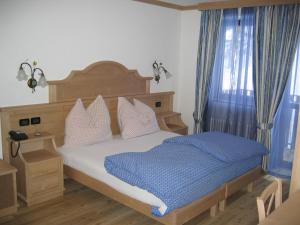 A bed or beds in a room at Chalet Degli Angeli