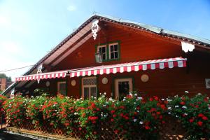 uma casa vermelha com flores à frente em Pension Schweizer Hof em Wernigerode