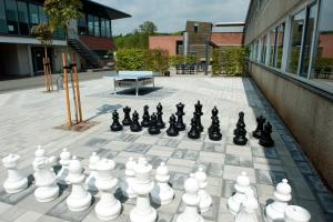 una scacchiera gigante su un cortile di fronte a un edificio di Vingsted Hotel & Konferencecenter a Bredsten