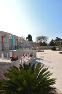 vistas a un edificio con flores en un patio en Dimora Porto Contessa, en Polignano a Mare