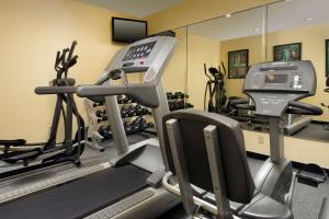 Fitnes oz. oprema za telovadbo v nastanitvi Best Western Alamo Suites Downtown