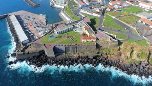 - une vue aérienne sur une île dans l'océan dans l'établissement Pousada de Angra do Heroismo Castelo de S. Sebastiao, à Angra do Heroísmo