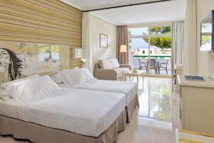 Giường trong phòng chung tại H10 Lanzarote Princess