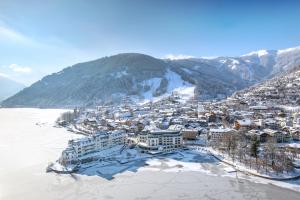 uma vista aérea de uma cidade numa montanha de neve em Grand Hotel Zell am See em Zell am See