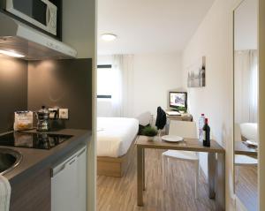 Dapur atau dapur kecil di Ténéo Apparthotel Bordeaux Mérignac - Aéroport