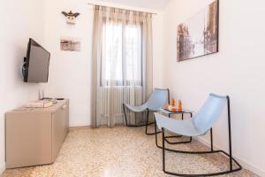 a living room with two chairs and a tv at Cà Boldo Terrace 2.0 in Venice