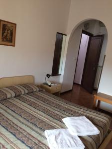 A bed or beds in a room at Hotel Bodoni