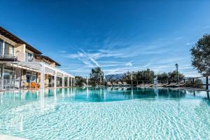 - une grande piscine d'eau bleue dans l'établissement La Chioma di Berenice Garda Residence, à Toscolano Maderno