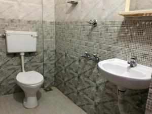 Un baño de Mega Tourist Home