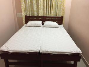 Una cama o camas en una habitación de Mega Tourist Home