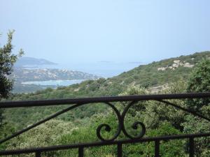 einen Balkon mit Meerblick in der Unterkunft Les chambres de l'Hôte Antique in Porto-Vecchio