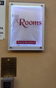 uma placa numa parede com um Z rooms bed and breakfast em B&B 7 Rooms em Pisa