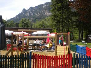 un parco giochi con gente che gioca su di esso di Flackl - Wirt a Reichenau