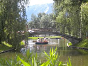 Un gruppo di persone in una barca su un fiume sotto un ponte. di Flackl - Wirt a Reichenau