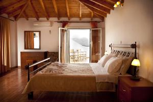 Una cama o camas en una habitación de Filoxenia Hotel Monemvasia