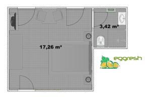 een plattegrond van een kleine badkamer met een open deur bij Penzión Reduta in Oravský Podzámok