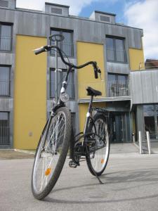 uma bicicleta preta estacionada em frente a um edifício em Hotel Florjančkov Hram em Liubliana