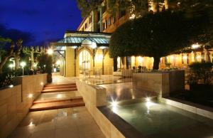 un edificio con piscina di notte di Grand Hotel Bellavista Palace & Golf a Montecatini Terme