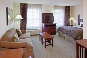 เตียงในห้องที่ Staybridge Suites Indianapolis Downtown-Convention Center, an IHG Hotel