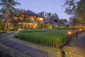 乌布Ananda Ubud Resort的房屋前有草坪的房子