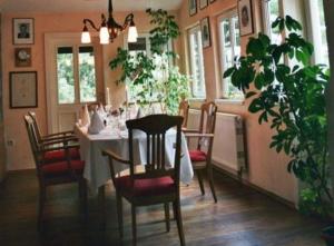 comedor con mesa y sillas en Landhaus Heidehof, en Dippoldiswalde