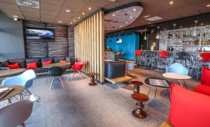 Seating area sa Ibis Niort Est Mendes France