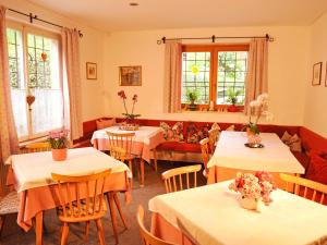 comedor con mesas y sofá en Haus Gilli, en Lagundo