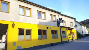 um edifício amarelo no lado de uma rua em Gasthaus Schwarzer Adler em Altenberg