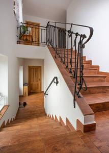 eine Treppe in einem Haus mit Holzböden und einer Treppe in der Unterkunft Penzion Domanín in Třeboň