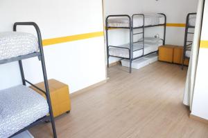 Кровать или кровати в номере Rich & Poor Hostel Albufeira