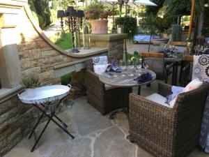 d'une terrasse avec une table, des chaises et un miroir. dans l'établissement Bonato Hotel, à Náchod