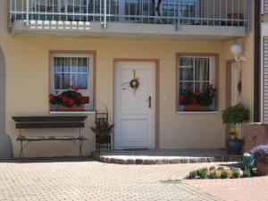 una casa con una puerta blanca y un piano en Ferienwohnung Julia Metzger, en Rust