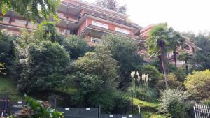 un condominio con alberi di fronte di Le Colonne a Stresa