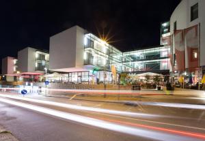 uma rua da cidade à noite com edifícios e carros em arte Hotel Krems em Krems an der Donau