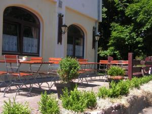 un groupe de tables et de chaises devant un bâtiment dans l'établissement Hotel Sternen, à Lenzkirch