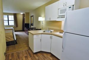 een keuken met een witte koelkast en een kamer bij Extended Stay America Suites - Salt Lake City - West Valley Center in West Valley City