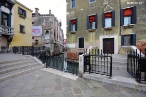 een zwart hek voor een gebouw met trappen bij Charming House Iqs in Venetië