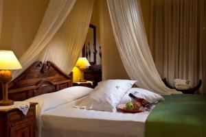 um quarto com uma cama com um prato de fruta em Agnantio studios & suites em Lagadia