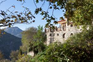 um castelo no lado de uma montanha em Agnantio studios & suites em Lagadia