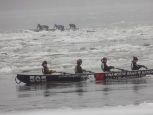 Un groupe de personnes dans un canoë sur l'eau dans l'établissement Gîte Esprit Follet, à Baie-Saint-Paul