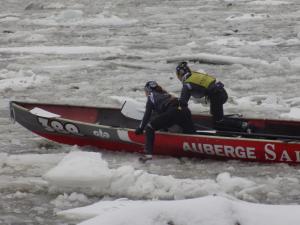 2 personnes dans un bateau dans la neige dans l'établissement Gîte Esprit Follet, à Baie-Saint-Paul