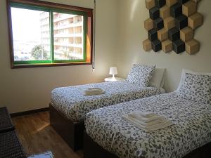 A bed or beds in a room at Porto 1 Bedroom Beach Apartment