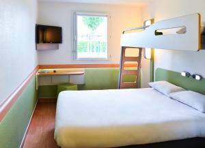 Cama ou camas em um quarto em Ibis budget Orléans Sud Comet