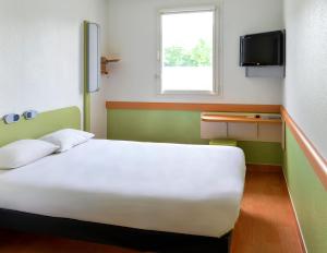 Cama ou camas em um quarto em Ibis budget Orléans Sud Comet