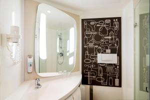 Ibis Schiphol Amsterdam Airport tesisinde bir banyo